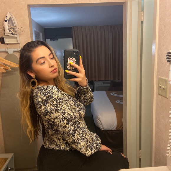 Allison New York Button Down Crop Top - Picture 3 of 6